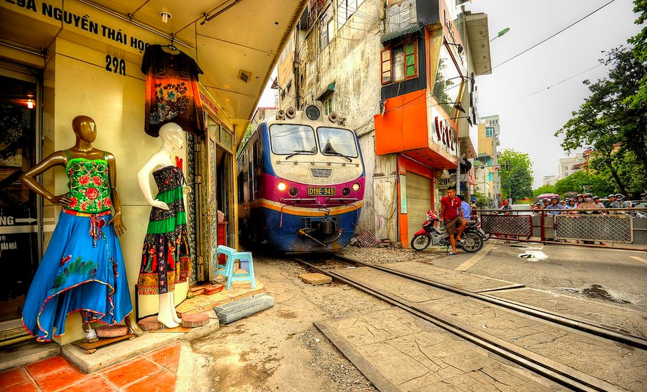 FOTO/VIDEO: In the City of Hanoi from Vietnam Train Passes Through a Small Space Between the Houses of People